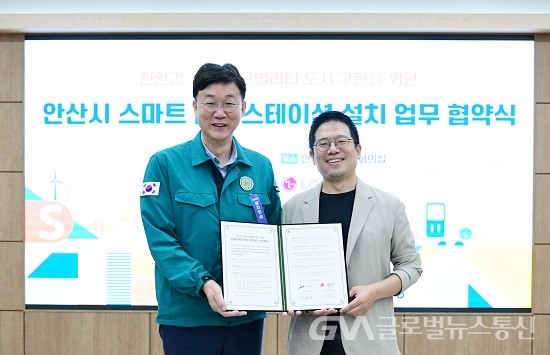 (사진제공:안산시) 왼쪽부터 이민근 안산시장과 도원동 ㈜LG전자 커런트닷컴퍼니 대표