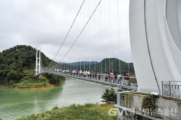 (사진제공:영주시) ‘영주댐’ 준공 기념 ‘건강걷기대회’ 참가자들이 용두교를 걷고 있다