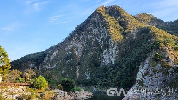 (사진촬영 : 글로벌뉴스통신 송영기 기자) 월류봉 산양벽은 한천팔경의 하나이다