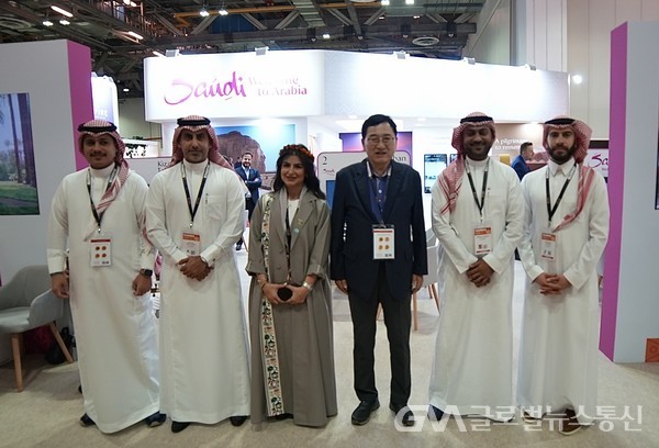 (사진:경주시)주낙영 시장과 사우디아라비아 관계자들이 25일부터 싱가포르에서 열리는 ITB Asia 2023 박람회에 참가해 기념촬영을 하고 있다