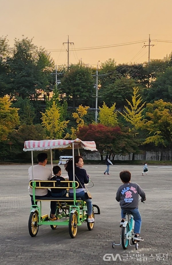 (사진촬영 : 글로벌뉴스통신 송영기 기자) 미사리 경정공원 앞 광장과 잔디밭엔 많은 젊은 부부와 아이들이 나와 자리를 펴고 가을을 즐기고 있어 참으로 신선하고 보기 좋았다