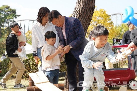 (사진제공:성남시) 신상진 성남시장, 시청 공원 ‘육아데이’ 축제 참석