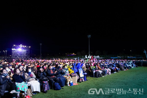 (사진:경주시)시민 1만 3000여명이 동참한 가운데 지난 7일 경주축구공원에서 ‘2025 APEC 정상회의 경주 유치 기원 슈퍼콘서트’ 성황리에 열리고 있다.