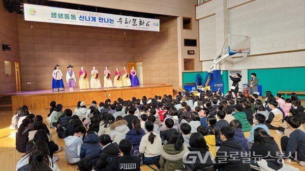 (사진제공:군포의왕교육지원청)군포의왕교육지원청 모락초등학교, 찾아가는 문화 활동 신명 나는 전통춤 공연