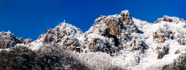 (사진 :김연묵 사진작가) 하얀 눈덮힌 대둔산 정상 전경