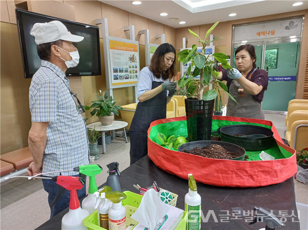 (사진제공:기장군) 지난해 농업기술센터에서 진행한 '반려식물 클리닉' 모습