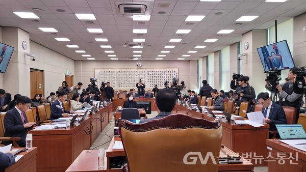 (사진:글로벌뉴스통신 임말희 기자)24일 김도읍 위원장 주재로 열린 국회 법사위는 '달빛고속철도 특별법'을 통과 시켰다.