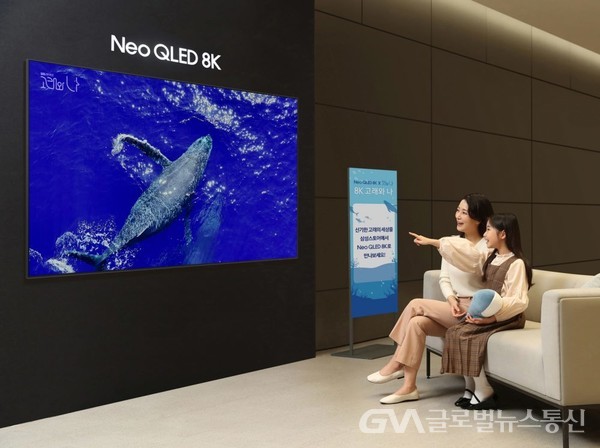(사진제공:삼성전자) 삼성전자 모델이 삼성스토어 대치점에서 ‘8K 고래와 나’ 이벤트를 소개하고 있다. ‘8K 고래와 나’ 이벤트는 국내 최초 8K 수중 촬영으로 제작한 SBS 창사특집 다큐멘터리 ‘고래와 나’의 주요 장면을 Neo QLED 8K로 감상할 수 있는 체험형 프로그램이다.