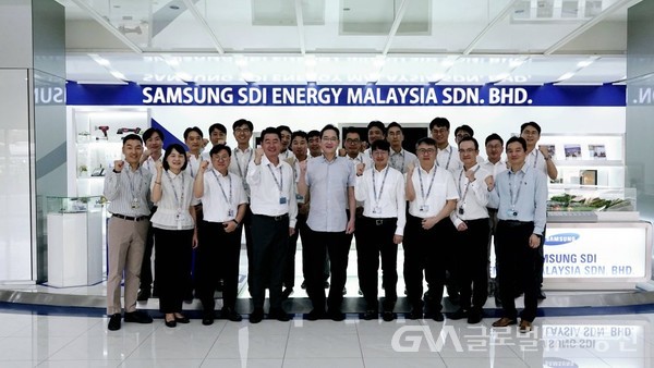 (사진제공:삼성전자) 2.9(금) 이재용 삼성전자 회장이 말레이시아 스름반 SDI 생산법인에서 현지 근무자들과 기념 사진을 촬영했다.