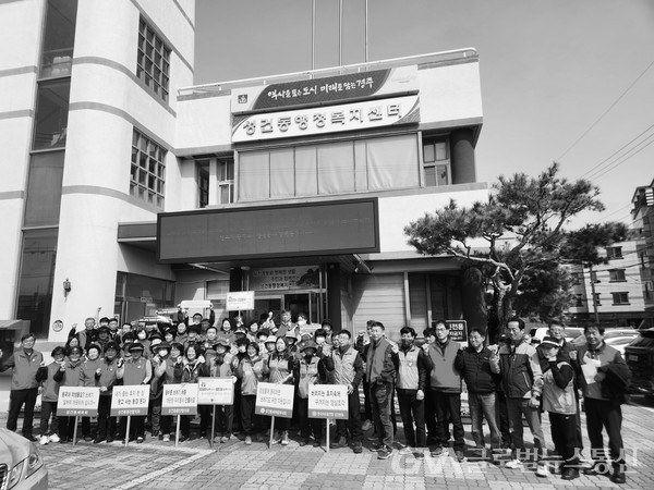 (사진제공:경주시) 행정복지센터 직원들과 자생단체 회원 70여 명이 봄맞이 환경정비 활동