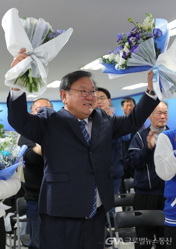 (사진제공:김태년 당선인 캠프)더불어민주당 성남 수정구 김태년 후보가 제22대 총선에서 5선 도전에 성공했다고 11일(목) 두 팔을 들고 감사인사를 발표했다.