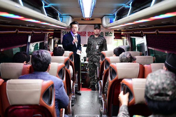 (사진제공안산시) 김대순 안산시 부시장, 육군 제2506부대 2대대장을 비롯한 관계자들이 참석한 가운데, 실제 훈련을 위해 버스로 이동할 예비군들이 함께했다