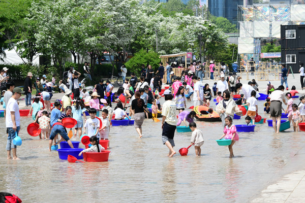 (사진제공안산시) 안산문화광장 내 ‘물의광장에는 어린이들이 마음껏 뛰어놀 수 있는 도시 놀이터 ’거리예술×어린이(부제: YES!키즈존)‘ 공간이 조성됐다.