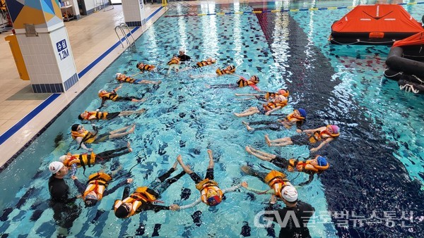 (사진제공:능내초등학교)능내초등학교, 2024 생존 수영 실기 교육 운영