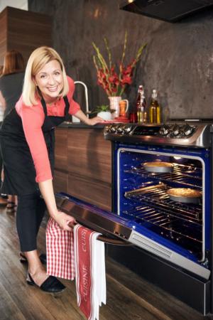 (사진제공: LG전자 ) 안나 올슨이 LG 프로베이크 컨벡션 오븐을 이용해 추억의 음식을 만드는 모습.