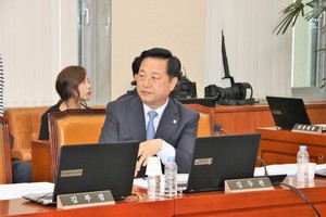 (사진:글로벌뉴스통신 최광수 기자)국회 기재위원으로 참석한 김두관 의원