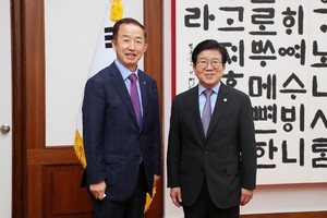 (사진제공:국회사무처)박병석 의장, 김사열 국가균형발전위원장 예방받아.