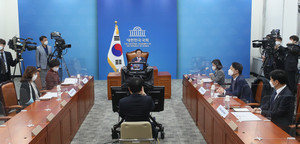 (사진: 국회) 박병석 국회의장, 리잔수 중국 전국인민대표회의 상무위원장과 화상 회담