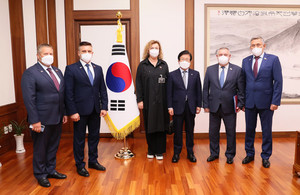 (사진제공:국회의장실) 박병석 국회의장, 러시아 상원의원단 예방 받아.