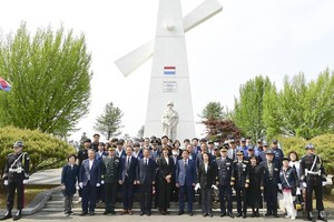 ( 사진제공 :  횡성군청 ) 한국전 참전, 네덜란드군 참전 기념비 추모 행사후 참석자 기념 사진