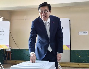 (사진제공:부산시) 박형준 시장 제22대 국회의원선거 본투표 참여