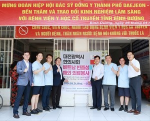 (사진제공:대전시) 이장우 대전시장, 베트남 대전한의사회 무료진료소 방문