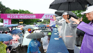 (사진제공: 서울시)2023년 여성마라톤 대회 현장사진(오세훈 서울특별시장 출발행사 참여)