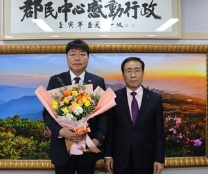 (사진제공:단양군) 왼쪽부터 안성영 감독과 김문근 단양군수