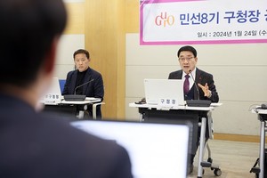 (사진제공:구로구) ‘민선8기 구청장 공약사업 검토보고회’에 참석한 문헌일 구로구청장