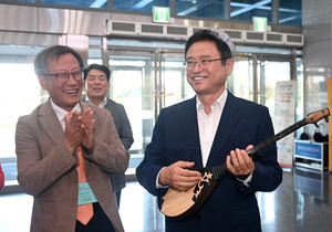 (사진제공 : 경북도청) 카자흐스탄 고려인노인대학 모국방문단 악기를 연주해 보는 이철우 도지사