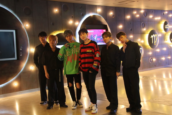 (사진:글로벌뉴스통신)방송센터에서 한국에 백댄서 와 포즈를 취하고 있는 중국 아이돌 "KingsBoy" 그룹 의 쟝숀 과 욱상 