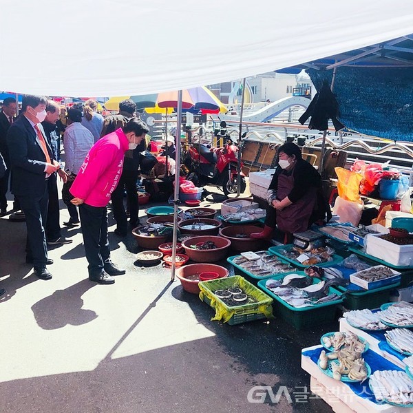 미레통합당 박우석 예비후보가 지난 22일 충남 금산군 금빛시장을 찾아 상인들을 격려했다. / 권오헌 기자