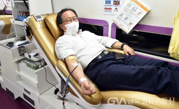 (사진제공:부산교육) 김석준 교육감이 부산혈액원의 헌혈버스에서 헌혈