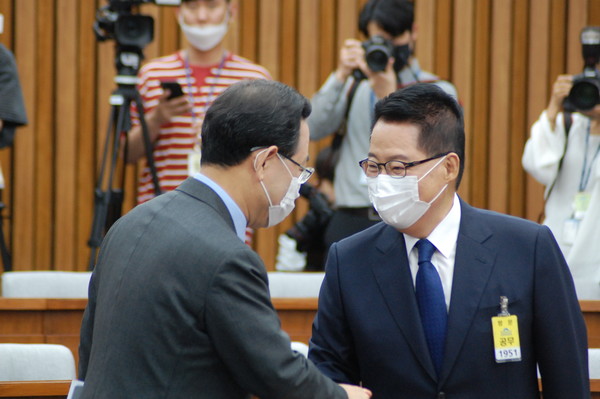 (사진:글로벌뉴스통신 윤일권 기자)박지원 후보자(오른쪽)와 주호영 미래통합당 원내대표