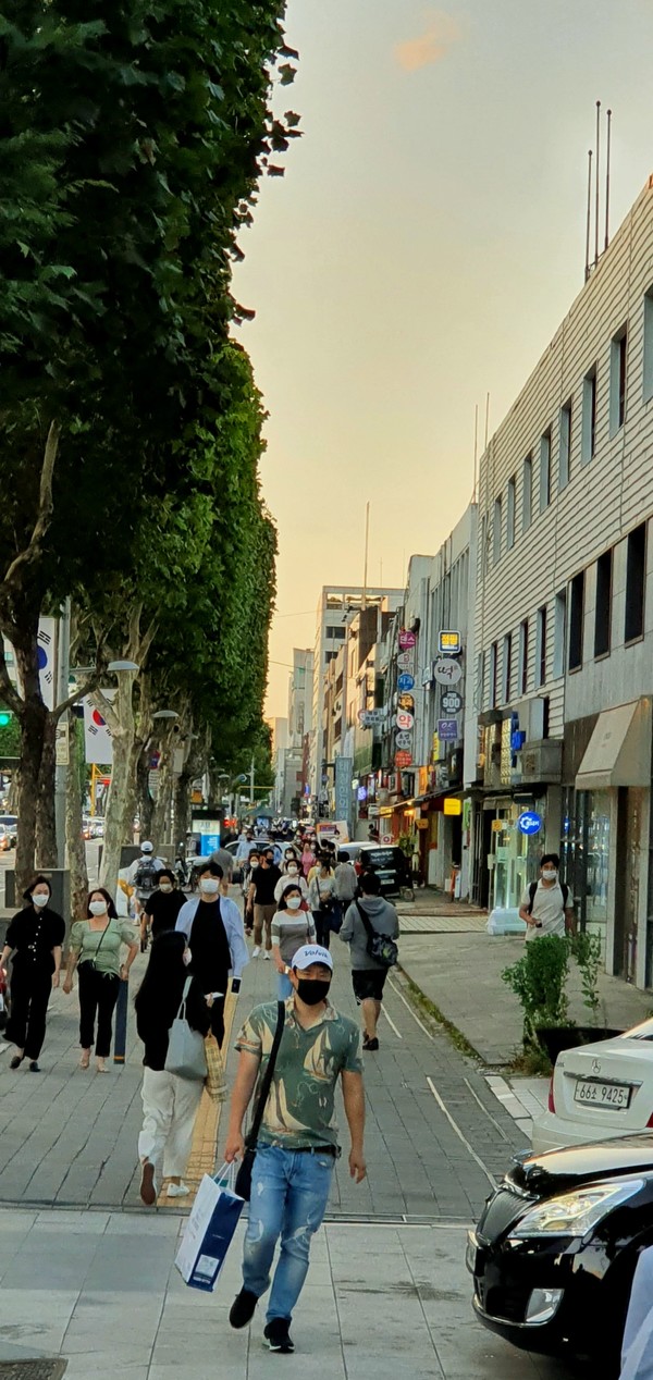 (사진:글로벌뉴스통신 남기재 논설위원)마스크가 출렁이는 청량한 거리