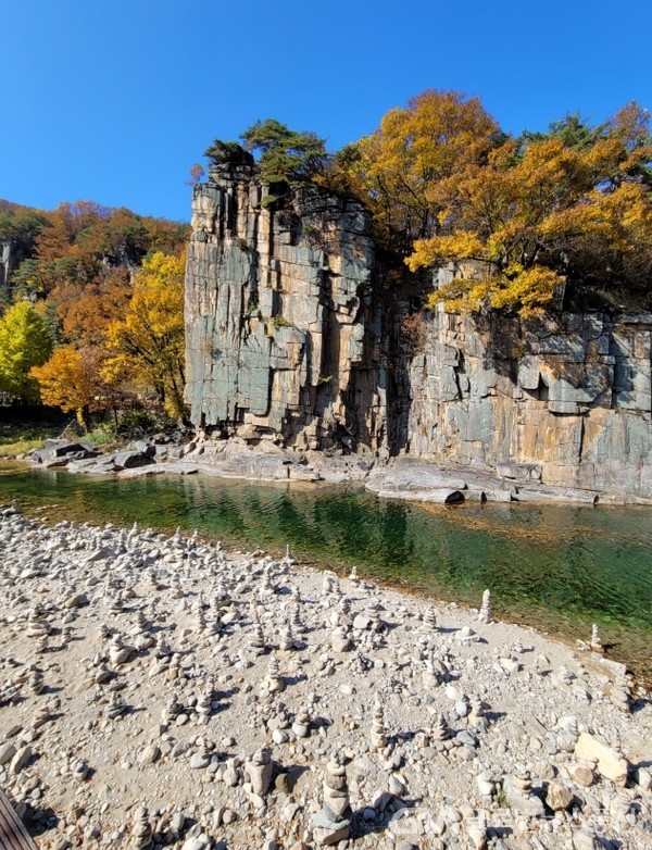 (사진제공:단양군) 가을 사인암과 돌탑
