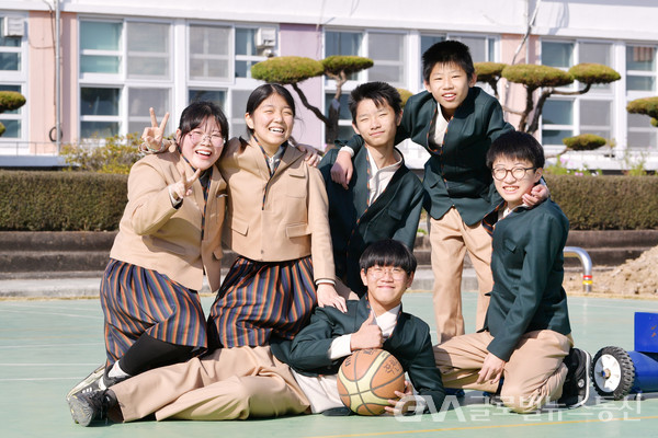 (사진제공:문체부) 전남 강진 작천중- 한복교복을 입고 농구코트에 모인 학생들