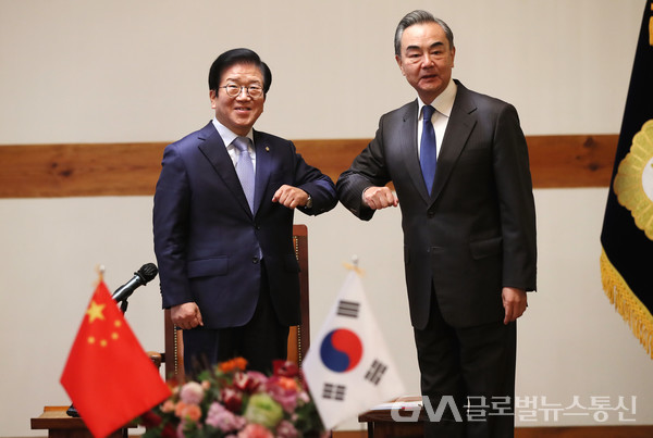(사진: 국회) (왼쪽부터)박병석 국회의장, 왕이 중국 국무위원 겸 외교부장