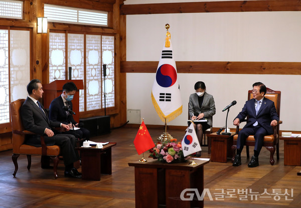 (사진: 국회) (왼쪽부터)박병석 국회의장, 왕이 중국 국무위원 겸 외교부장