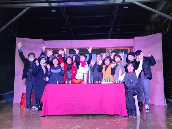 (사진제공 : 극단 풍화) 5일 소극장 상화지연에서 제8회 청춘연극제에 출품한 "몽돌고래"공연을 마친 배우들 모습