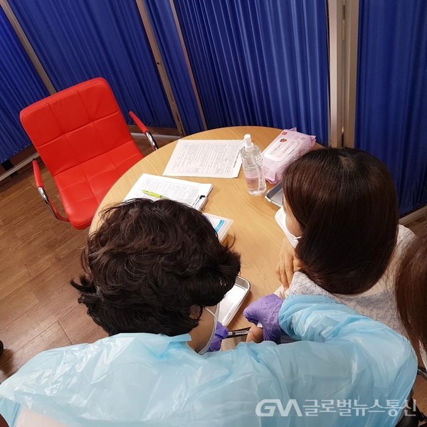 (사진제공: 군포시)군포시 1호 접종자인 산본성심요양병원 종사자 박은해씨(오른쪽)가 코로나19 백신 주사를 맞고 있다