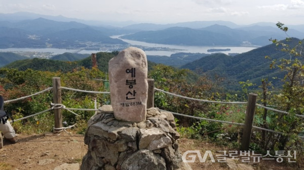 (사진촬영: 구반회) 남양주 예봉산 정상에서 바라본 북한강 줄기