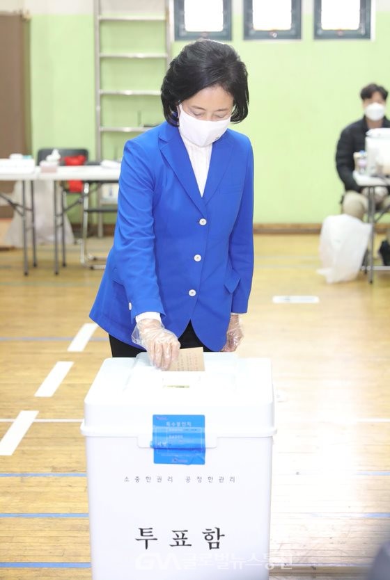 (사진: 박영선캠프) 박영선 더불어민주당 서울시장 후보가 사전투표하고 있다.