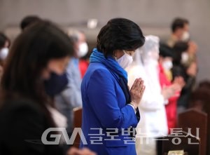 (사진: 박영선캠프) 박영선 더불어민주당 서울시장 후보가 미사에 참석하고 있다,