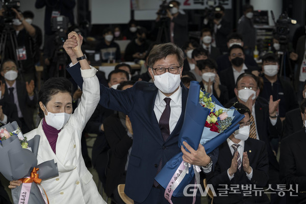 (사진: 박형준캠프) 국민의힘 박형준 부산시장 후보가 꽃다발을 받고 환호하고있다.