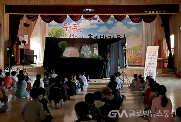 (사진제공:부산교육) 지난 3월 민들레인형극단 - 수미초등학교에서 인형극 공연 모습