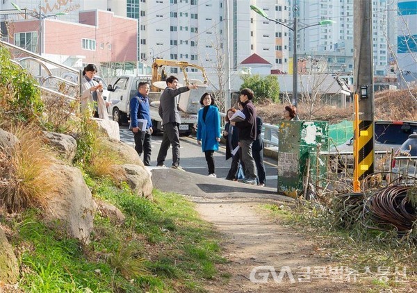 (사진제공:북구) 지난해 2월, 정명희 구청장이 관내 지역을 걸으며 보행환경을 점검