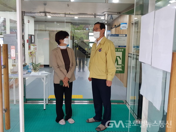 (사진제공:포항시)도성현 복지국장이 장애인거주시설을 방문해 코로나19 방역현장을 점검하고 있다.
