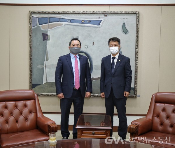 (사진제공:특허청)김용래 특허청장(우측)과 구자열 한국무역협회장(좌측)이 기념촬영을 하고 있다.