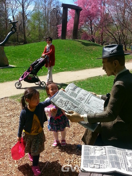 (사진제공: Princeton NJ 주재 Dr. Helen Nam)생활 속의 New Jersey주 조각공원Grounds For Sculpture 스케치- 관람 어린이도 함께 작품이 된다